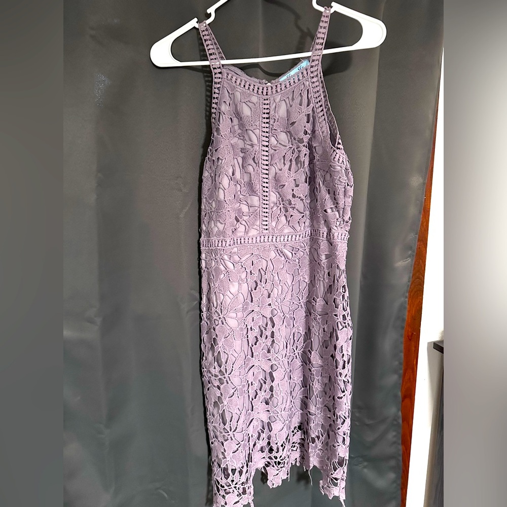 Lilac colored lace bodycon style dress - Picture 2 of 5